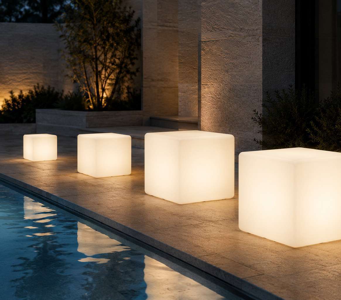 Cubi luminosi accanto a una piscina
